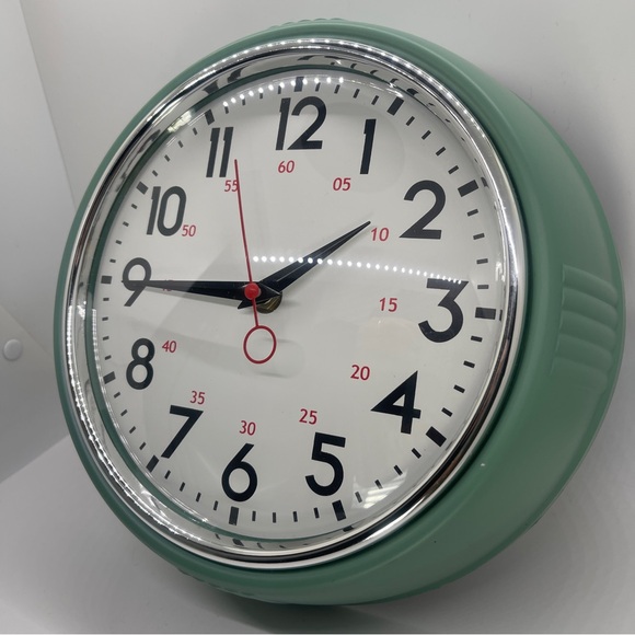 Vintage Green Plastic Analog Wall Clock - Picture 9 of 11